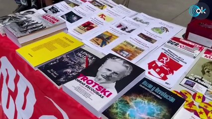 Los socios de Sánchez encabezan una manifestación con ataques al Rey: "Los Borbones a los tiburones"