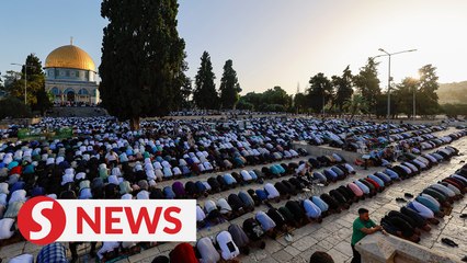 Descargar video: Thousands attend Eid al-Adha prayers at Al-Aqsa mosque