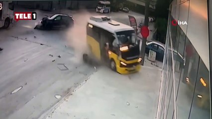 Bursa otomobil ile minibüs çarpıştı! Yolcu araçtan yola savruldu