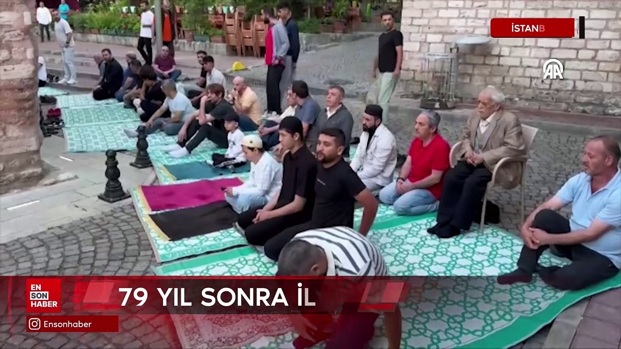 Yeniden ibadete açılan Kariye Camisi'nde 79 yıl sonra ilk bayram namazı kılındı