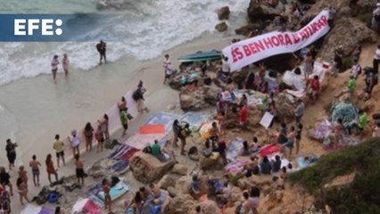 300  mallorquines 'toman' el Caló des Moro para protestar por la masificación turística