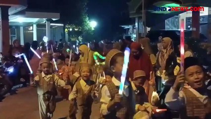 Gunakan Light Stick, Ratusan Santri dan Anak di Sidoarjo Takbir Keliling Kampung