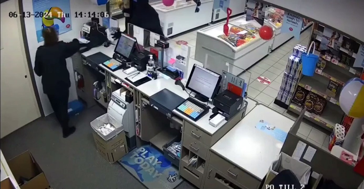 A brave bystander stops a store robbery