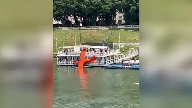 Idrovolante si ribalta sul Ticino a Pavia e viene trascinato dalla corrente: così due barcaioli lo raggiungono