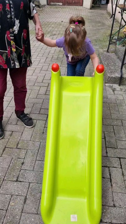 Brumath Lya joue au Toboggan