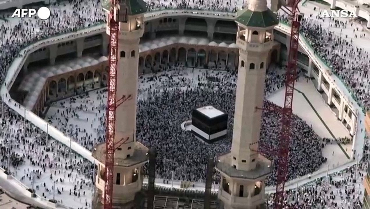 La Mecca, i pellegrini musulmani eseguono il Tawaf nella Grande Moschea