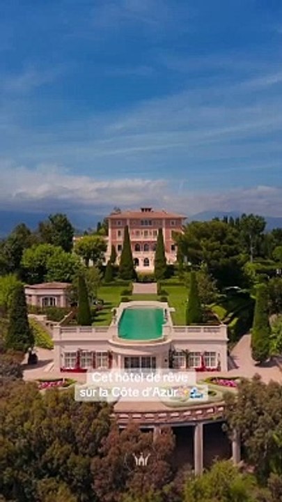 Découvrez ce joyau emblématique de la Côte d'Azur, niché sur une colline pittoresque à Cannes ✨  Unique par sa grandeur, c'est le seul château offrant une vue imprenable sur la baie de Cannes de l'aube au crépuscule, avec une vue inégalée à 360 degrés eng