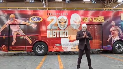 Místico recibe homenaje en el Turibús de la CDMX por sus 20 años como luchador