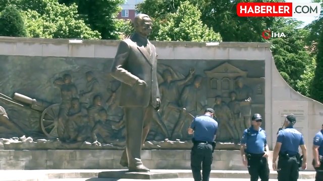 Atatürk Anıtı'na baltayla saldırı! Provokatörlerden Neden sorusuna Sadece Allah rızası için yanıtı