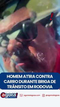HOMEM AT1RA CONTRA CARRO DURANTE BRIGA DE TRÂNSITO EM RODOVIA