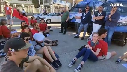 G7,  Extinction Rebellion occupa l'ingresso del media center a Bari