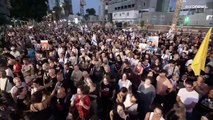 شاهد: الآلاف يتظاهرون في تل أبيب مطالبين بعقد صفقة تبادل فورية لإطلاق سراح الأسرى بغزة