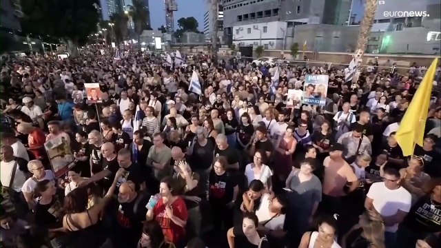 شاهد: الآلاف يتظاهرون في تل أبيب مطالبين بعقد صفقة تبادل فورية لإطلاق سراح الأسرى بغزة