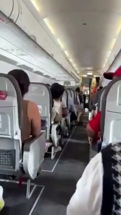 10-year-old refuses to buckle seatbelt, causing flight takeoff delay