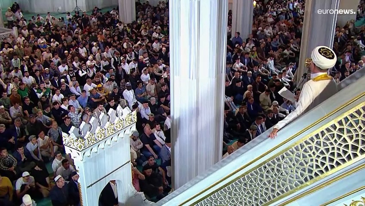 شاهد: الآلاف يؤدون صلاة عيد الأضحى في موسكو.. والرئيس الشيشاني يتمنى أن لا تندلع حروب آخرى