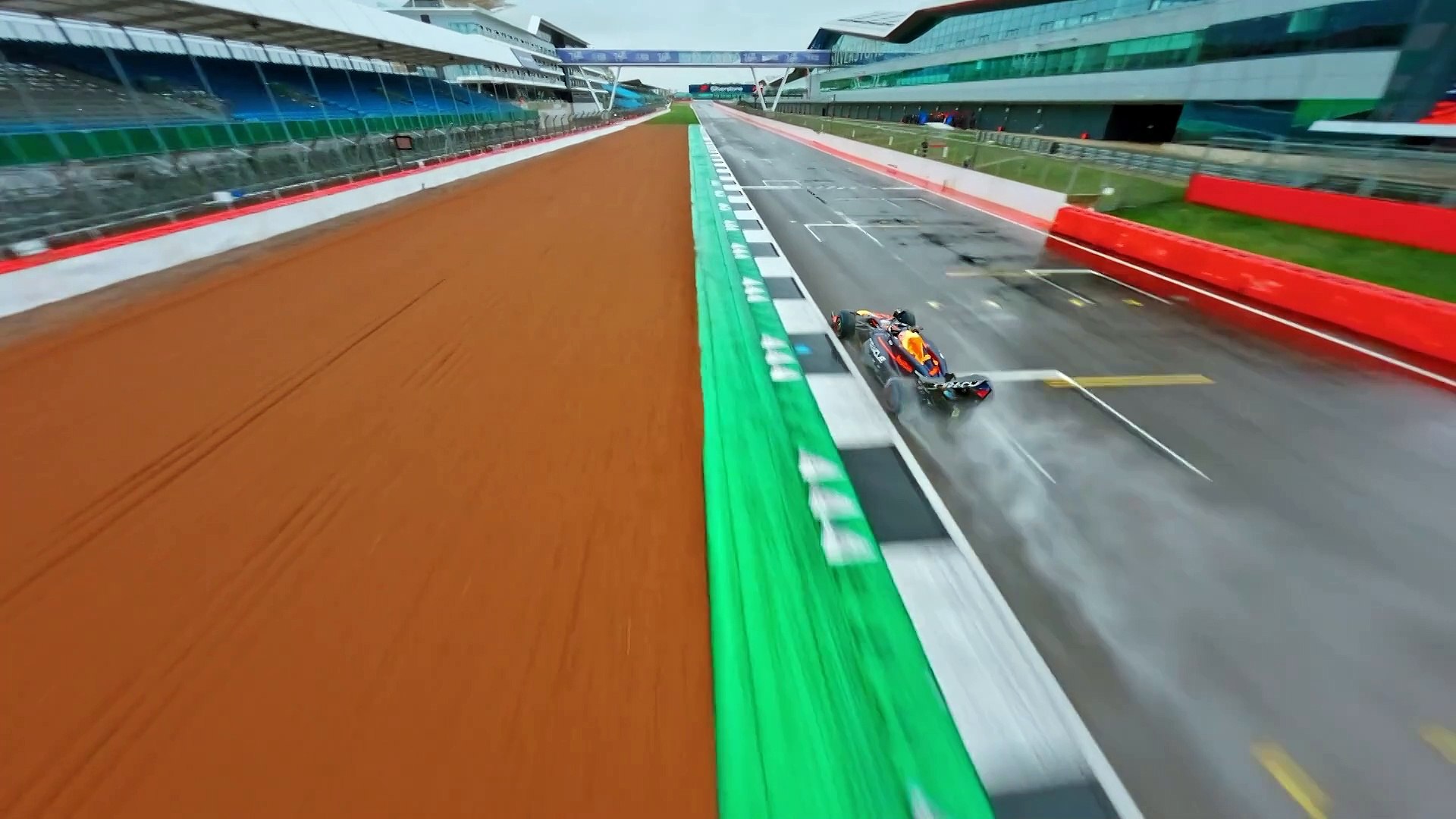 Red Bull crea el dron ms rpido del mundo: Le gana a Verstappen arriba de un F1?