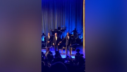 Biden sahnede dondu kaldı