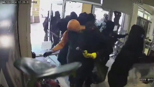 검은 복면 쓴 20명 우르르...2분 만에 홀랑 털린 보석상 [앵커리포트] / YTN