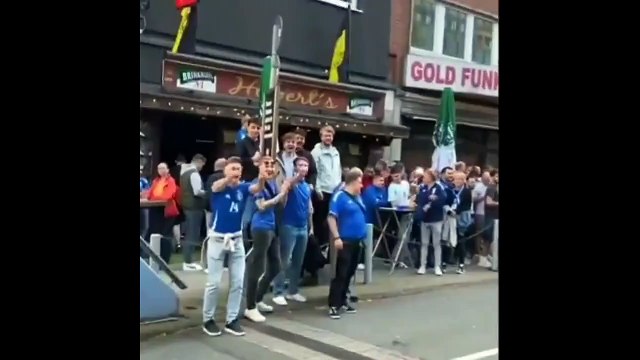 Des supporters albanais cassent des spaghetti face à des supporters Italiens