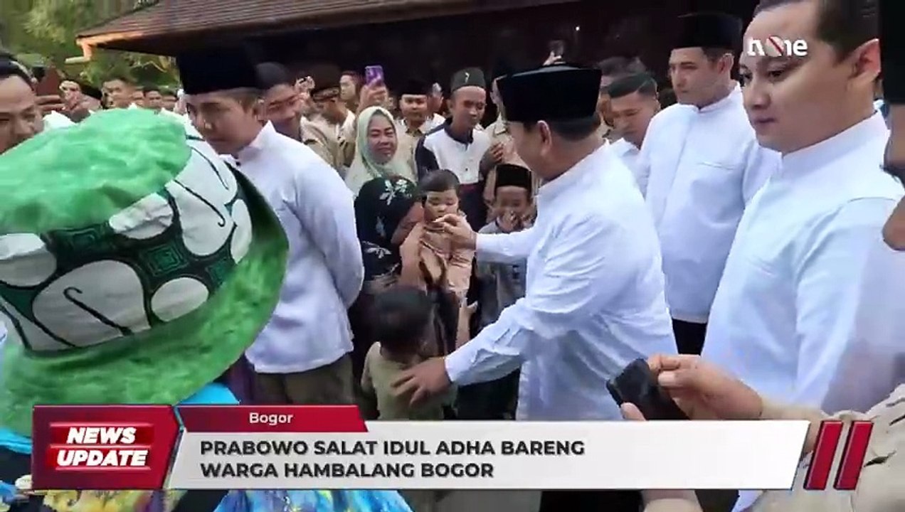 Prabowo Sapa Warga Hambalang Usai Salat Idul Adha  tvOne Minute