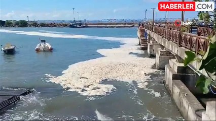 Karadeniz müsilaj istilasında! Mavi bayraklı plajda tatilcileri yıkan manzara