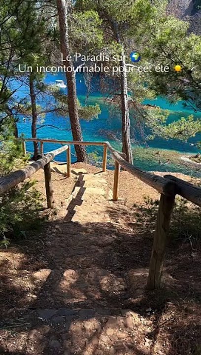 ‍♂️ Un avis sur cet endroit ✨  ‼️ Spoiler ‼️ Oui, il y a le port derrière, bien que ce ne soit pas très beau mais quand même..   Le Parc du Mugel  Un Joyau en Provence Vous aussi vous voulez plonger dans ces eaux Paradisiaques ?    La Ciotat, Fr