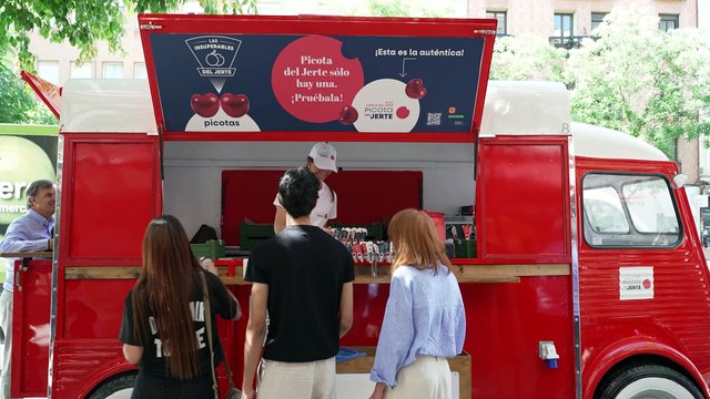 Los madrileños disfrutan del sabor de la Picota del Jerte en una degustación gratuita