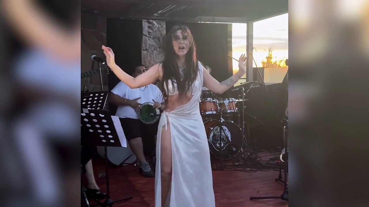 Selen Görgüzel’den sahnede dans şov!