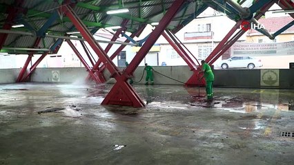 Kurban kesim yerlerinde gün boyu temizlik