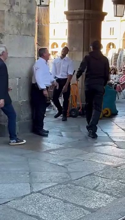 Una persona intenta agredir con una porra a un hombre en la Plaza Mayor de Salamanca