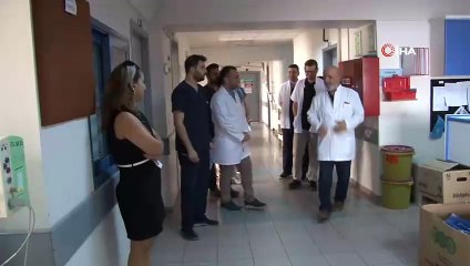 Karnında ağrı şikayetiyle hastaneye gelen hastadan 10 kiloluk dev tümör çıkarıldı