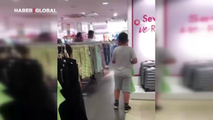 Son kalan kıyafet için birbirlerine girdiler