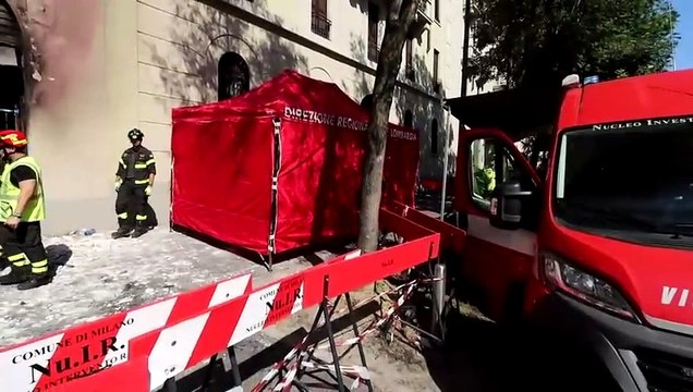 Milano, vigili del fuoco ancora al lavoro in via Fra Galgario