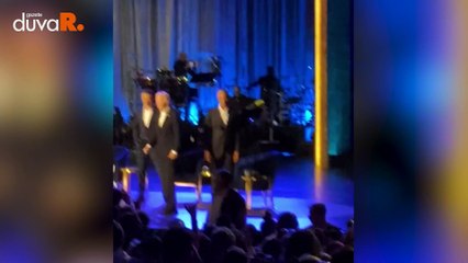 Sahnede donup kalan Biden'ın yardımına Obama yetişti