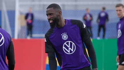 Ein Trio im Mittelpunkt: Ausgelassene Stimmung im DFB-Training