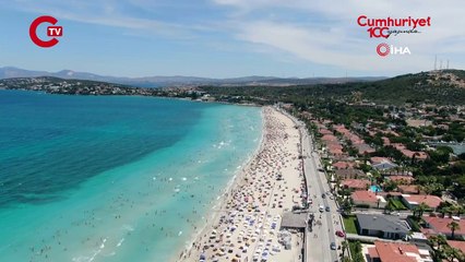 Binlerce kişi Çeşme Ilıca Plajı’na akın etti: İlçenin nüfusu 1 milyona dayandı