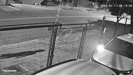 Homem joga coquetel molotov em loja de carros, local pega fogo e vizinho impede que o pior aconteça