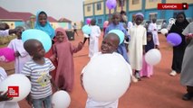 Ugandalı çocukların balon ve şeker sevinci