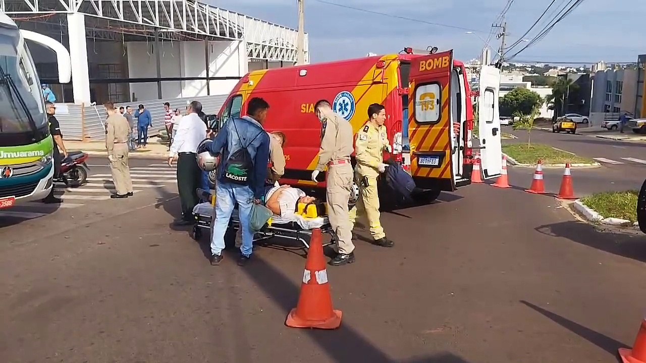 Motociclista fica ferida ao ser atingida por ônibus nas proximidades da Rodoviária de Umuarama