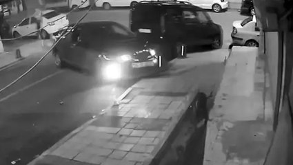 Sultangazi’de kaldırıma çıkan aracın altında kalmaktan son anda kurtuldu