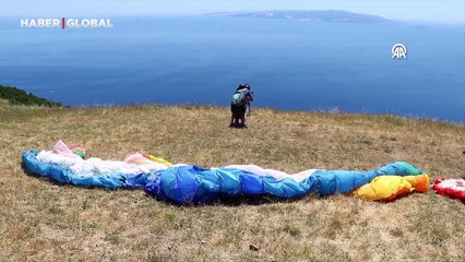Mavi ile yeşilin buluştuğu yer bayramda yamaç paraşütü tutkunlarını ağırlıyor