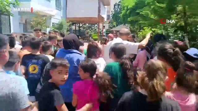 Bayram harçlığı dağıtılacağını duyan sıraya girdi, 18 yıllık gelenek bozulmadı