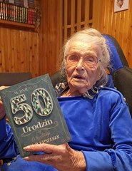 107-latka składa życzenia koleżance