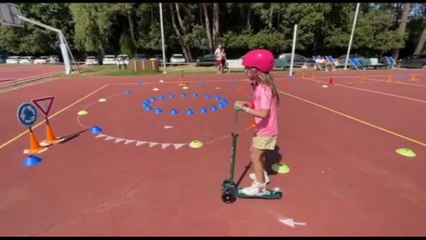 I bambini a lezione di sicurezza stradale in monopattino