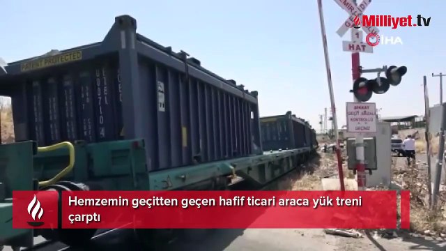 Hemzemin geçitten geçen hafif ticari araca yük treni çarptı