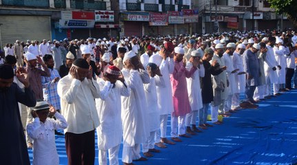 दयपुर चेतक सर्कल पलटन मस्जिद पर सोमवार को ईद उल अजहा की नमाज अदा करते मुस्लिम समाज के लोग देखें video