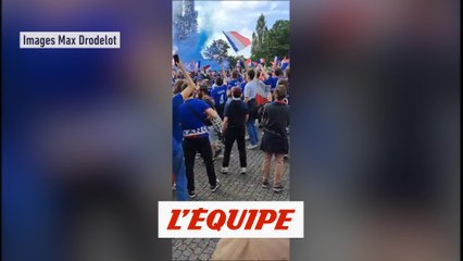 L'ambiance monte dans le cortège français - Foot - Euro - Bleus