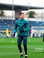 Cristiano Ronaldo haciendo magia con el balón