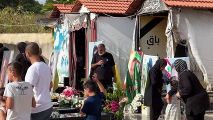 سكان يزورون قبور أقربائهم في جنوب لبنان مغتنمين الهدوء صبيحة عيد الأضحى