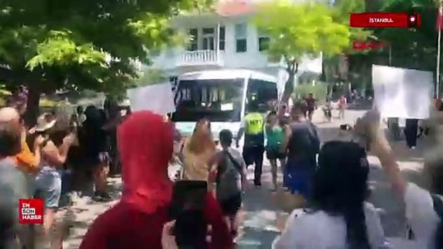 Adalar'da polis ile vatandaşlar arasında minibüs arbedesi
